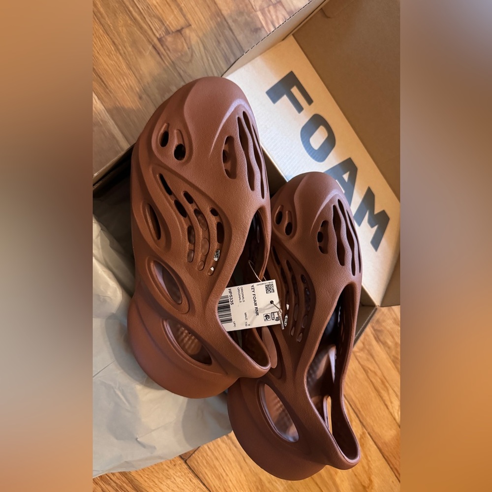 Yeezy Foam RNNR Red Clay brand new